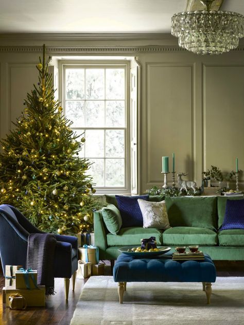 green-sofa-christmas green-sofa-christmas Blue And Green Sofas Together, Teal Christmas Decorations, Best Christmas Decorations, Christmas Lights Outdoor, Teal Christmas, Christmas Dining Room, Beautiful Christmas Decorations, Fun Christmas Decorations, Christmas Interiors