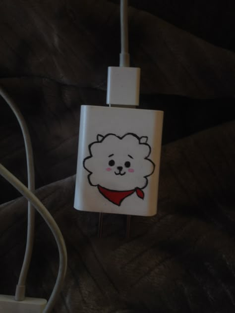 Phone Charger Painting Ideas Aesthetic, Plug Painting Ideas, Charger Painting Ideas Aesthetic, Phone Charger Painting Ideas, Paint Charger Cube, Charger Painting Ideas, Charger Art, Decent Wallpapers, Phone Case Diy Paint