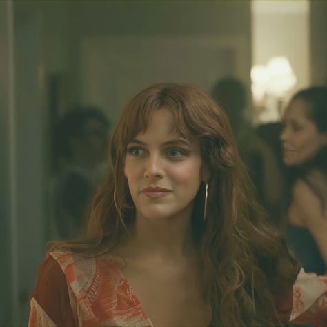 Daisy Jones And The Six Hair, Riley Keough Daisy Jones, 70’s Outfit, Illicit Affairs, Daisy Jones And The Six, Perfect Kiss, Riley Keough, Divorced Parents, Barbara Gordon