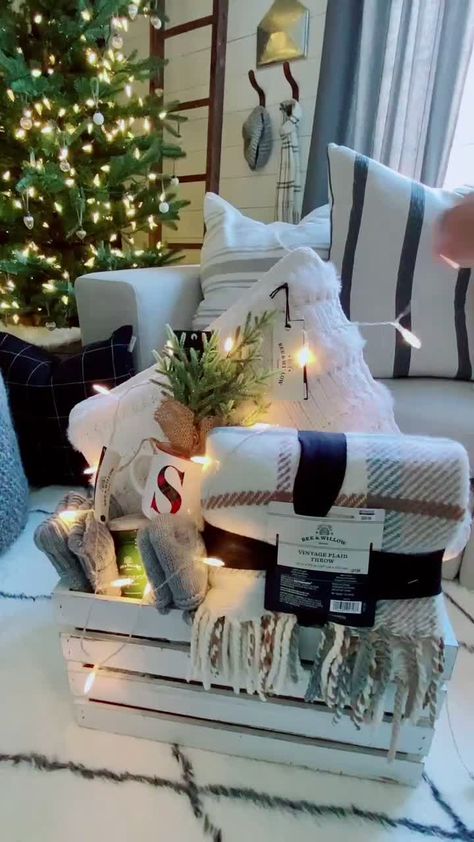 Blanket Candle Gift Basket, Cosy Gift Basket, Cozy Blanket Gift Basket Ideas, Cozy Blanket Gift Basket, Cute Christmas Boxes Gift Ideas, Secret Santa Gift Ideas Baskets, Basket For Christmas Gift, Christmas Gift Basket Ideas For Mom, Gift Ideas Christmas 2023