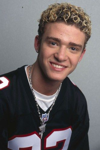 This was a poster on my wall when i was 13! Frosted Tips Hair, Justin Timberlake Nsync, 2000s Hair, Easy Professional Hairstyles, Frosted Tips, Large Curls, Y2k Hairstyles, Tips Hair, Blonde Curly Hair