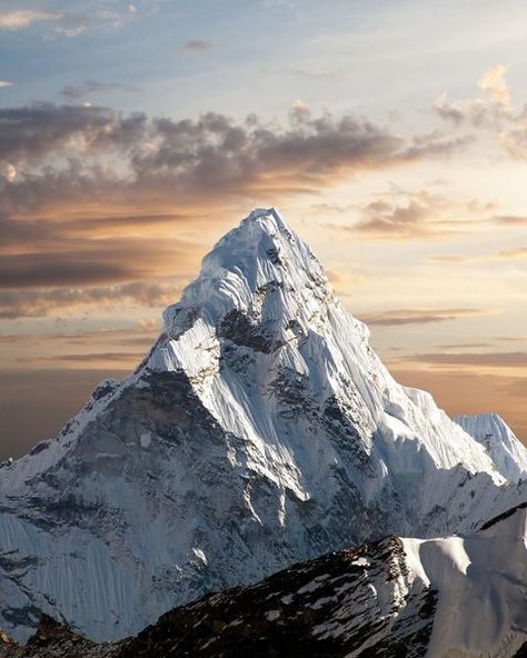 Nepal Mountain Reference, Mountain Climbing Quotes, Snow On Mountains, Mountains Pictures, Tall Mountains, Mountains With Snow, Cool Pictures To Draw, Simple Scenery, Climb Mountain