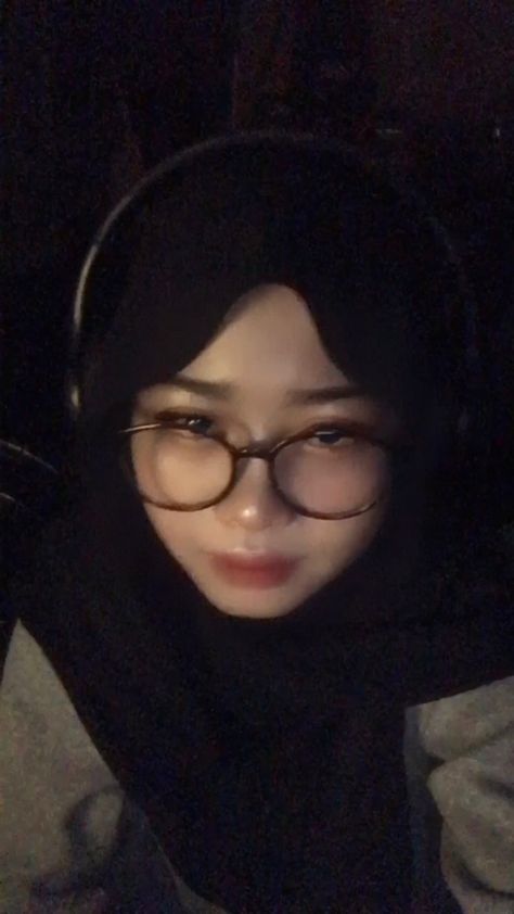 People With Glasses, Foto Cewek Hijab Aesthetic, Foto Pin, Ootd Poses, Ootd Aesthetic, Hijab Aesthetic, Cute Backgrounds For Phones, Hijabi Aesthetic, Creative Profile Picture