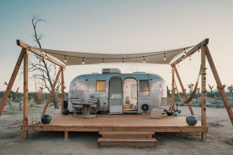 Glamping California, Joshua Tree Airbnb, California Getaways, Joshua Tree House, Airbnb Ideas, California Honeymoon, Best Airbnb, Kombi Home, Airbnb Rentals