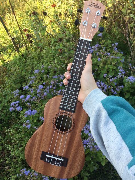 Кулеле Arte Do Ukulele, Pjo Characters, Ukulele Art, Small Guitar, Kari Jobe, Ukulele Music, Sara Bareilles, Florence Welch, Ukulele Songs