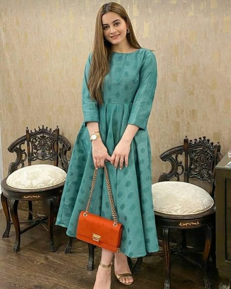 Pakistani Frocks, Long Frocks Designs, Long Frock Designs, Frock Fashion, Pakistani Fashion Casual, Pakistani Dresses Casual, Dress Design Patterns, Long Frocks, Simple Pakistani Dresses