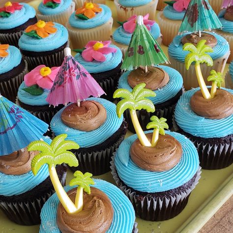 Luau Cupcakes, Tree Cupcakes, Luau Birthday Party, Luau Birthday, Tropical Party, Tropical Theme, Birthday Cupcakes, Cupcake Cookies, Sweet 16