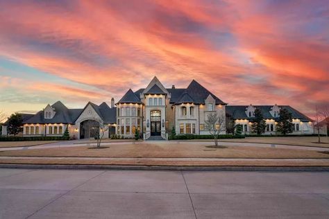 Mansion Exterior, Luxury Houses Mansions, Dream Life House, Dream Mansion, Large House, Bowling Alley, Luxury House Plans, Dream House Rooms, Luxury Homes Dream Houses