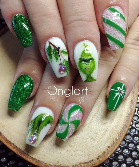 Uñas trinch Whimsical Christmas Nails, Mexican Christmas Nails, Nome Nails, Knomes Nails, Easy Grinch Nails, Simple Grinch Nails, Snowmen Nails, Grinch Nails Designs, Grinch Christmas Nails