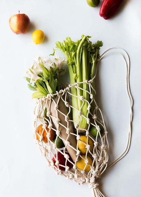 Making a Net Produce Bag - Say Yes Diy Net Bags, Easy Macrame Projects, Motif Mandala Crochet, Diy Macrame Wall Hanging, Easy Macrame, Makramee Diy, Ge Bort, Produce Bags, Diy Trends