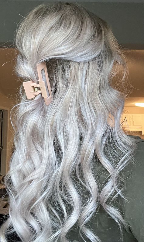 Blonde hair color 2022 trend Platinum Blonde Purple Hair, Lavender Blonde, Purple Blonde Hair, White Blonde Highlights, Ash Blonde Hair Colour, Silver Blonde Hair, Icy Blonde Hair, Dyed Blonde Hair, Silver Blonde