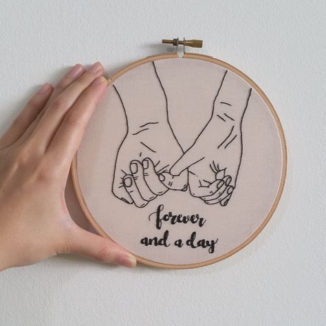 Image Wedding Embroidery Hoop, Embroidered Canvas Art, Embroidery Wedding, Embroidery Hoop Wall Art, Embroidery Wall Art, Wedding Embroidery, Siluete Umane, Diy Embroidery Patterns, Hand Embroidery Kit