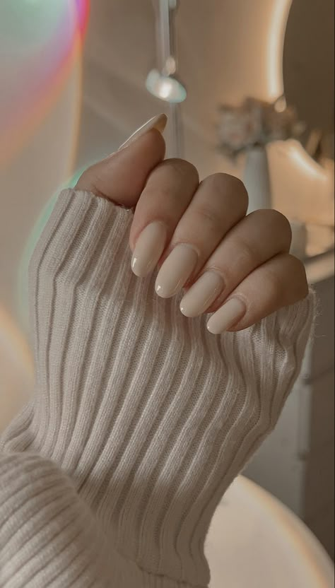 Simple Nails Round, Light Cream Nails, Beige Nails Almond, Cream Nails Designs Classy, Cream Color Nails Design, Cream Beige Nails, Almond Nails Beige, Nude Round Nails, Almond Beige Nails