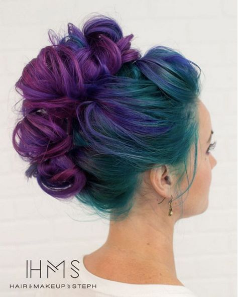 It will be impossible to not spring for hair dye after seeing all these amazingly cool hair color ideas. Peacock Hair Color, Crazy Colour Hair Dye, Hair Colorful, Kadeřnické Trendy, Hair Color Crazy, Super Hair, Hair Color Purple, Trendy Hair Color, Hair Color Blue