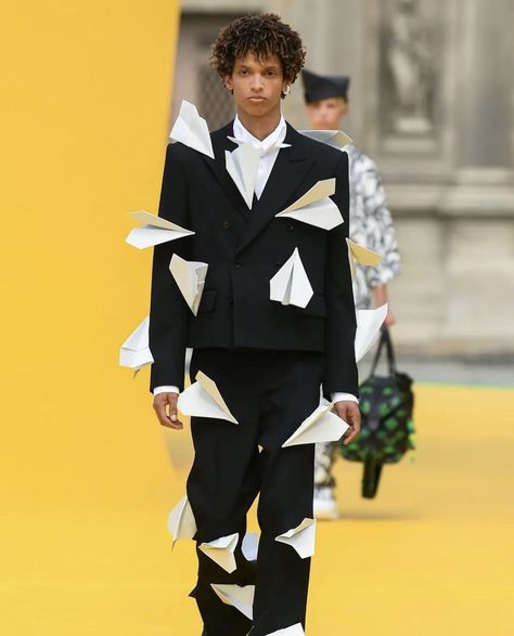 Lv Menswear, Cubism Fashion, Avangard Fashion, Nike Slippers, Paris Fashion Week Runway, Mode Costume, Runway Outfits, Louis Vuitton Men, Futuristic Fashion