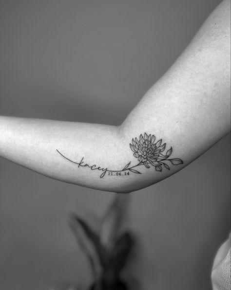 January Flower Tattoo With Name, Birth Flower With Date Tattoo, Flower Tattoo With Birth Date, Birth Flower Tattoos With Dates, Birth Flower And Date Tattoo, Parents Birth Flower Tattoo, Date And Flower Tattoo, Child Birth Tattoo Ideas, Birth Flower Tattoo With Name In Stem