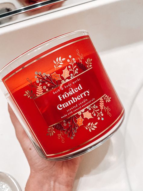 Winter candle frosted cranberry bath and body red white christmas Frosted Cranberry Candle, Yummy Candles, Cranberry Candles, Frosted Cranberry, Winter Candles, Yummi Candles, Xmas Candles, Yankee Candle Scents, Candle Obsession