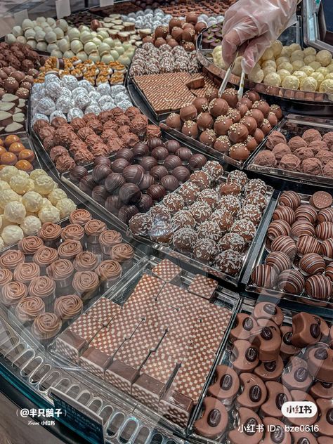 Assorted Chocolates, Chocolate Pack, Party Food Buffet, Chocolate Company, Chocolate World, Junk Food Snacks, Different Cakes, Fair Food Recipes, Chocolate Shop