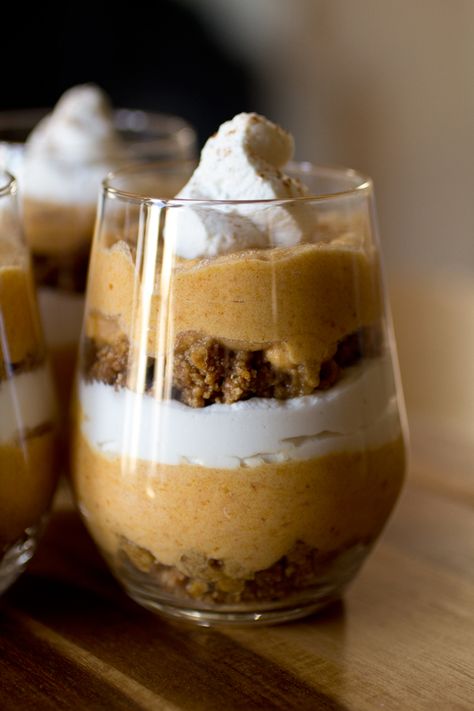 Pumpkin Pie Parfait | thecozyapron.com Pumpkin Parfaits, Dessert Graham, Pudding Trifle, Pumpkin Parfait, Plating Food, Presentation Food, Recipe Thanksgiving, Whipped Honey, Baked Dessert