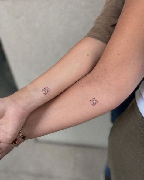 3 Sister Tattoos, Siblings Tattoo For 3, Matching Tattoos For Siblings, Cute Sister Tattoos, Sister Tattoo Ideas, Pretty Flower Tattoos, Small Sister Tattoos, Sister Tattoo Designs, Sisters Tattoo