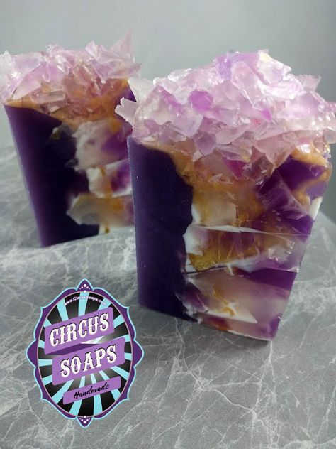 Geode Soap Diy, Melt And Pour Soap Ideas Design, Melt And Pour Soap Ideas, Aesthetic Soap, Soap Shapes, Geode Soap, Homemade Soap Bars, Diy Soap Bars, Layered Soap