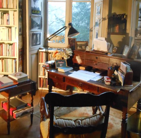 Writer's studio Writer Apartment Aesthetic, Writer's Table Aesthetic, Writing Studio Aesthetic, Writer Office Ideas, Writer Setup, Writers Apartment, Writing Studio Workspaces, Writer Desk Aesthetic, Nyc Writer Aesthetic