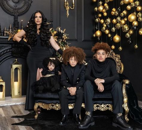 Glam Family Photoshoot, Christmas Pictures Kids, Christmas Photography Family, Family Christmas Pictures Outfits, Mommy Daughter Photoshoot, Royal Family Fashion, Family Holiday Pictures, Christmas Couple Pictures, Christmas Pictures Outfits