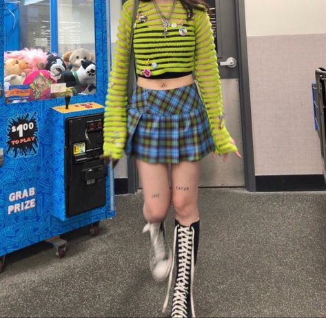 Colorful Grunge Outfits, Knee High Converse Outfit, High Converse Outfit, Converse Outfit Winter, Knee High Converse, High Converse, Colorful Grunge, Trashy Outfits, Legs Outfit