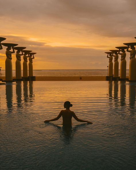 One of the longest infinity pool in Bali. Located at The Mulia, Nusa Dua - Bali. Photo by Tara Milk Tea #travel #sheisnotlost #wanderlust Tara Milk Tea, Nusa Dua Bali, Bali Nusa Dua, Bali Retreat, Beach View, Infinity Pool, Tropical Paradise, Luxury Resort, Milk Tea