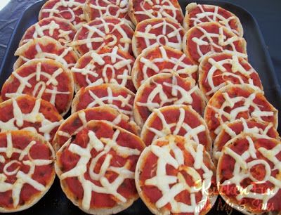 Spidey Snacks, Spiderman Pizza, Pizza Sause, Olive Spiders, Spiderman Birthday Party Food, Superhero Birthday Party Food, Superhero Snacks, Fête Spider Man, Superhero Week