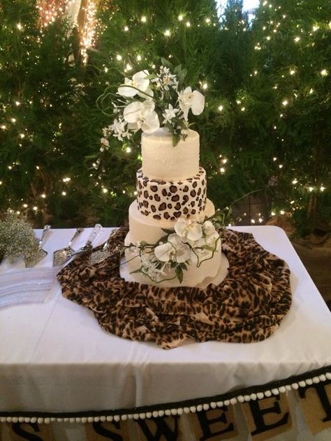 Cheetah wedding cake. Adorable. Cheetah Wedding Theme, Leopard Wedding Theme, Cheetah Wedding, Cheetah Print Wedding, Quince Decorations Ideas, Cheetah Birthday Party, Animal Print Wedding, Leopard Print Wedding, Leopard Wedding