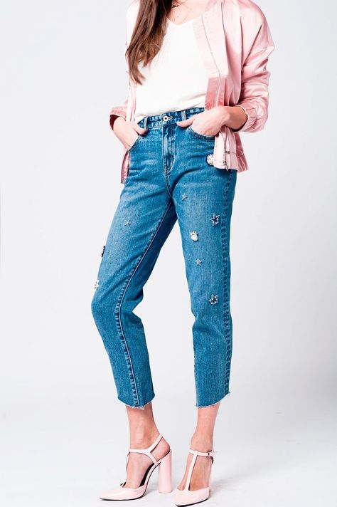 Light wash denim high waist pants with asymmetric and stepped hem and star embroidery. Product Specifications  80% Cotton 18% Polyester 2% Rayon. Model is wearing size S.  Model is: 87-61-89 Height: 1'80m. Runs true to size. Regular Fit. Style Nº: 33423110. Please allow 7 business days to process order in addition to s Mom's Jeans, Minimalist Winter Wardrobe, Embroidered Stars, Stylish Mom, Star Embroidery, Minimalist Dresses, Jeans Mom, High Waist Pants, Vetements T Shirt