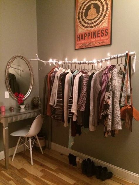 Small Bedroom With Clothing Rack, Clothes Dresser Alternative, Easy Diy Clothing Rack, Clothing Racks Diy, Branch Clothes Rack, Diy Clothes Storage For Small Spaces, Diy Clothes Rack Easy, Tshirt Storage Ideas, Diy Hanging Rack