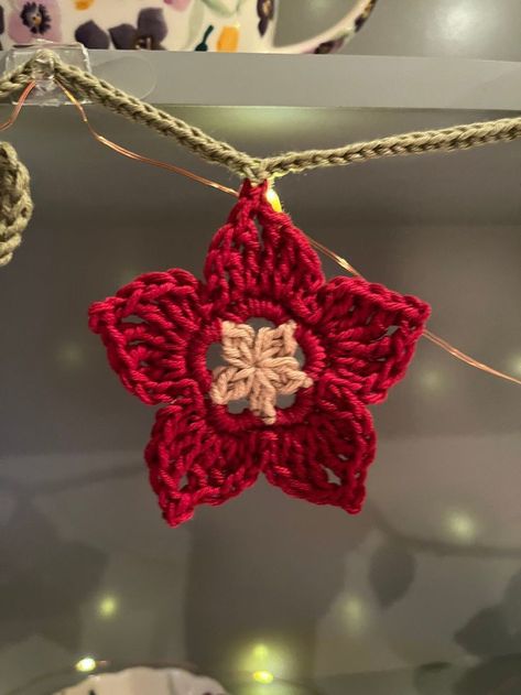 Crochet Garland Ideas, Crochet Flower Garland, Crochet Christmas Garland, Festa Hot Wheels, Crochet Bunting, Crochet Garland, Crochet Classes, Crochet Xmas, Hand Embroidery Kits