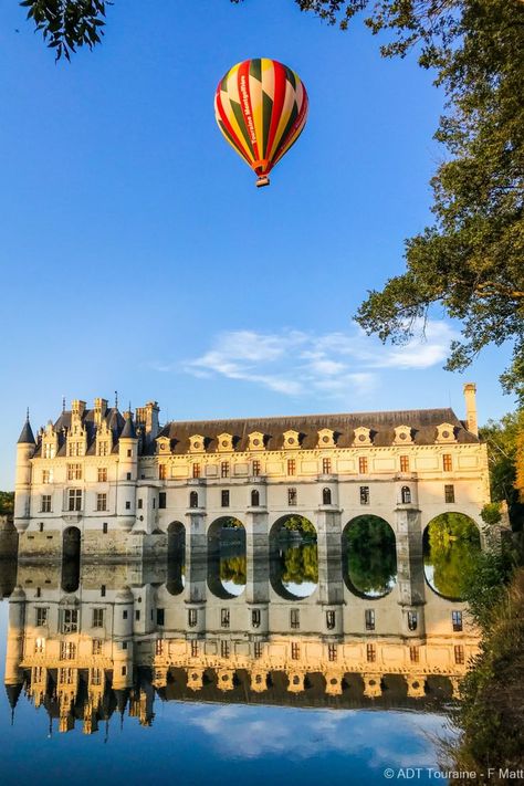 Chéri par Diane de Poitiers et Catherine de Médicis, le Château de Chenonceau incarne à merveille l’élégance des châteaux de la Renaissance, bâtis en Val de Loire au XVIe siècle. Si vous êtes en quête d’une idée de weekend ou de vacances en France, ce château de la Loire est un incontournable pour tous les amoureux du patrimoine culturel français. #chateau #chateaudelaloire #chenonceau #chateaux #loire #cher #montgolfiere #valdeloire #france #ideeweekend Credit_ADT_Touraine_Francis_Matteo Chateau Medieval, Le Chateau, Week End, Louvre, Castle, Villa, In This Moment, France, Building