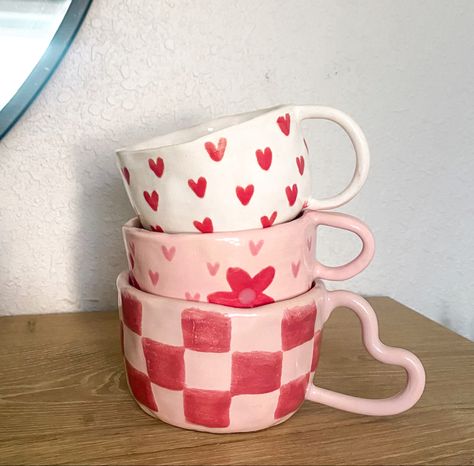 Pearls Accessories, Heart Pottery, Ceramic Cafe, Ceramics Pottery Mugs, Diy Pottery Painting, Heart Ceramic, Tanah Liat, Pretty Mugs, Pottery Painting Designs