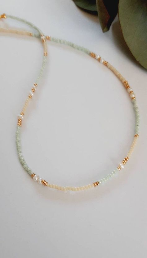 Pearl Beaded Necklace Designs, Bead Seed Necklace, Random Beaded Necklace, Necklaces Seed Beads, Tiny Beads Necklace, Green Bead Jewelry, Pearl Seed Bead Necklace, Bead Choker Diy, Glass Seed Bead Necklace Ideas