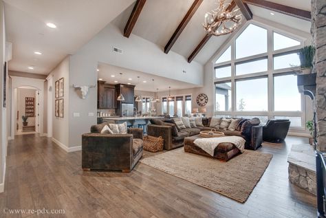 Dröm Hus Planer, Cathedral Ceiling Living Room, Casas Country, Craftsman Living Room, Grand Room, Vaulted Ceiling Living Room, Cathedral Ceilings, غرفة ملابس, Wood Beams