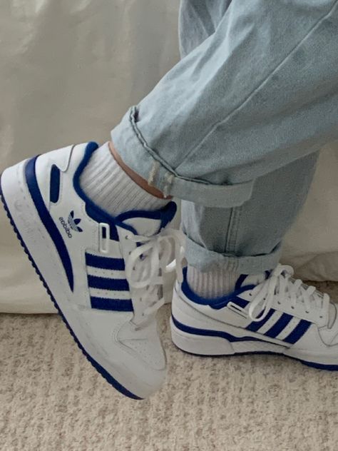 Looks Adidas, Adidas Outfit Shoes, Forum Low, Trendy Shoes Sneakers, Pretty Shoes Sneakers, Adidas Shoes Women, Adidas Vintage, Cute Sneakers, Fresh Shoes