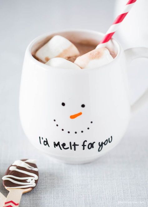 DIY snowman mug gift - get the instructions at iheartnaptime.com Snowman Mugs, Diy Mugs, Diy Snowman, Painted Mugs, Navidad Diy, Cadeau Diy, Noel Christmas, Holiday Diy, Marshmallows