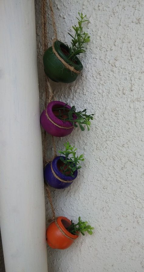 English Ivy’s long, trailing vines make it perfect for hanging planters. It can easily be trained to climb a decorative trellis or drape elegantly from the wall. Balcony Hanging Decor, Small Matka Decoration Pots Painting, Kulhad Diy Ideas, Small Matki Decoration Ideas, Diy Small Pots For Plants, Kulfi Pot Painting Ideas, Kulhad Craft Ideas, Earthen Pots Decoration Ideas, Small Matki Decoration