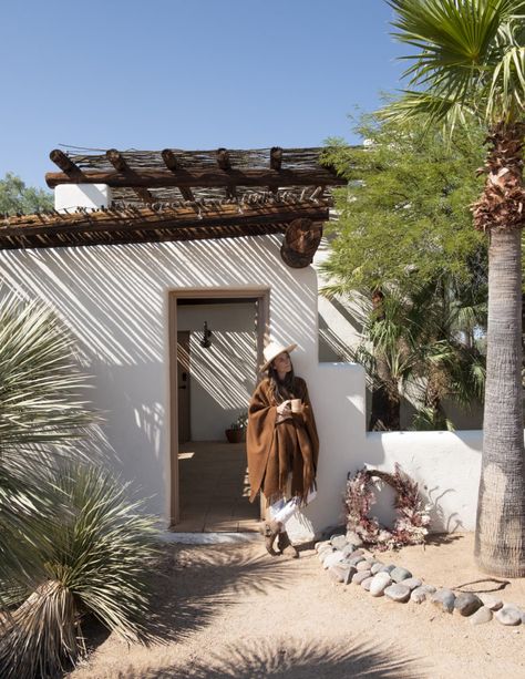 New Mexico Style Home Exterior, Southwest Cottage Style, Pueblo House Exterior, Southwest Farmhouse Exterior, Pueblo Revival Interior, Pueblo Style Homes, Adobe House Interior, Modern Adobe House Exterior, Adobe Cottage