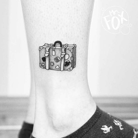 Vintage Suitcase Tattoo, Adventure Tattoo Ideas, Suitcase Tattoo, Phone Tattoo, Noir Tattoo, Travel Tattoo Ideas, Adventure Tattoo, Wanderlust Tattoo, Girls With Sleeve Tattoos