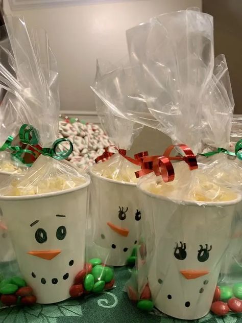 90+ Easy Christmas Crafts Your Kids Will Love to Make - HubPages Snowman Popcorn, Christmas Fair Ideas, School Christmas Party, Christmas Candy Gifts, Christmas Gift Basket Ideas, Kids Christmas Party, Kids Treat, Handmade Christmas Crafts, Christmas School