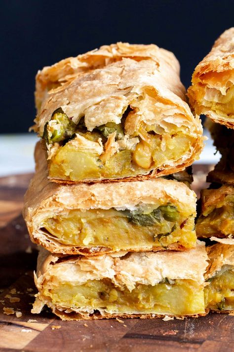 Samosa Pie, Vegan Samosa, Indian Samosas, Tamarind Date Chutney, Healthyish Recipes, Vegan Richa, Samosa Recipe, Meat Pies, Food Vegan