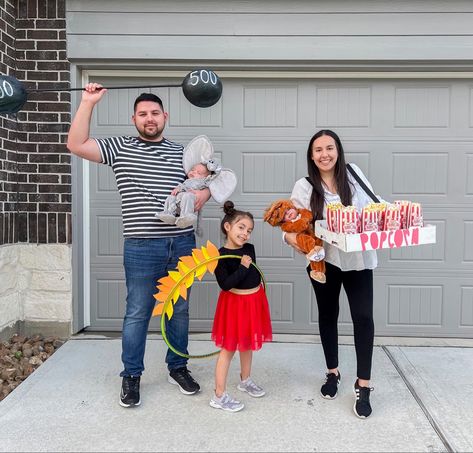 Halloween Costumes Family Of Five, Family Circus Costumes, Family Of 5 Halloween Costumes, Circus Family Costume, Halloween Costumes Family, Family Themed Halloween Costumes, Themed Halloween Costumes, Family Circus, Halloween Family