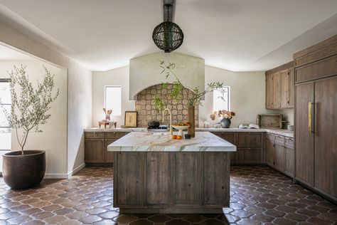 Modern Spanish Revival Kitchen, Kitchen Terracotta Floor, Modern Spanish Kitchen, Spanish Transitional, Spanish Revival Kitchen, Spanish Revival Interior, Spanish Dining Room, Modern Spanish Revival, Spanish Style Home Interior