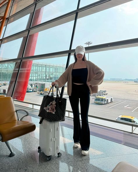 Airport outfit aesthetic with cap, leggings and a sweater Airport Outfit Leggings, Airport Aesthetic Outfit, Airport Outfit Aesthetic, Outfit Leggings, Outfit Aesthetic, Airport Outfit, Outfits With Leggings, Outfits Aesthetic, Funny Shirts