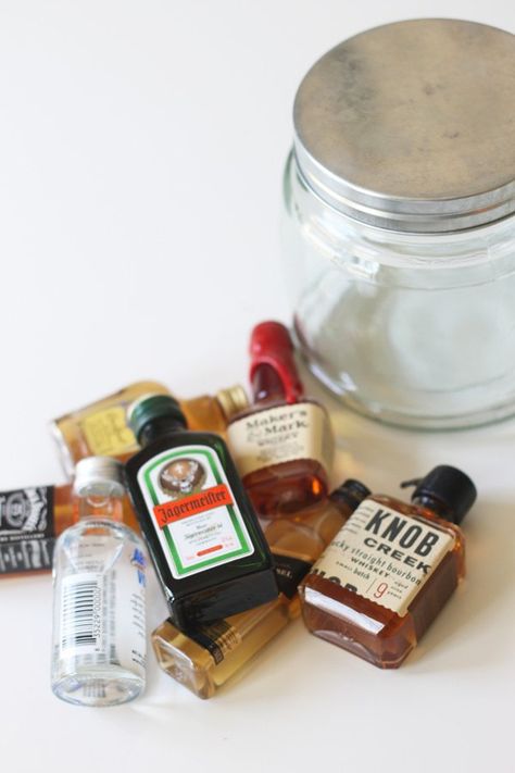 The best part of making gifts in jars is that it usually goes together super quickly. This minibar in a jar idea definitely follows suit – in just a few minutes… Mini Bottles Of Alcohol Gifts For Men, Simple Groomsmen Gifts, Diy Groomsmen Gifts, Bar In A Jar, Diy Gifts In A Jar, Groomsmen Gift Ideas, Easy Gift Idea, Christmas Gift Baskets Diy, Cocktail Gifts