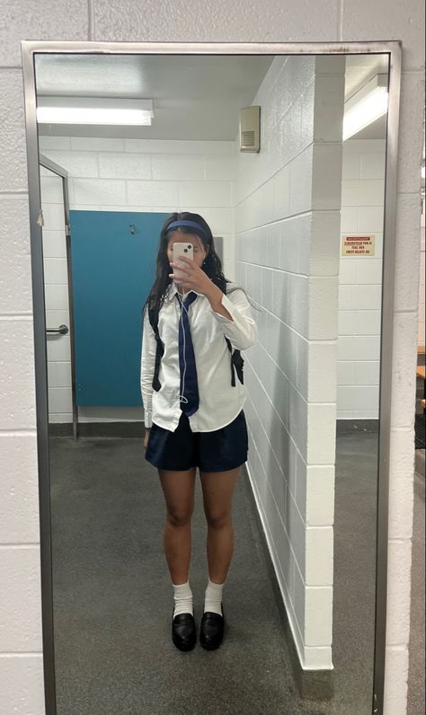 Cute Uniform Aesthetic, Cute Highschool Uniforms, Girl Uniform Outfits Private School, Uniform Accessories School, School Woman Aesthetic, School Asthetics Uniform, Preppy Uniform Aesthetic, British Uniforms School, Styling Uniforms Ideas